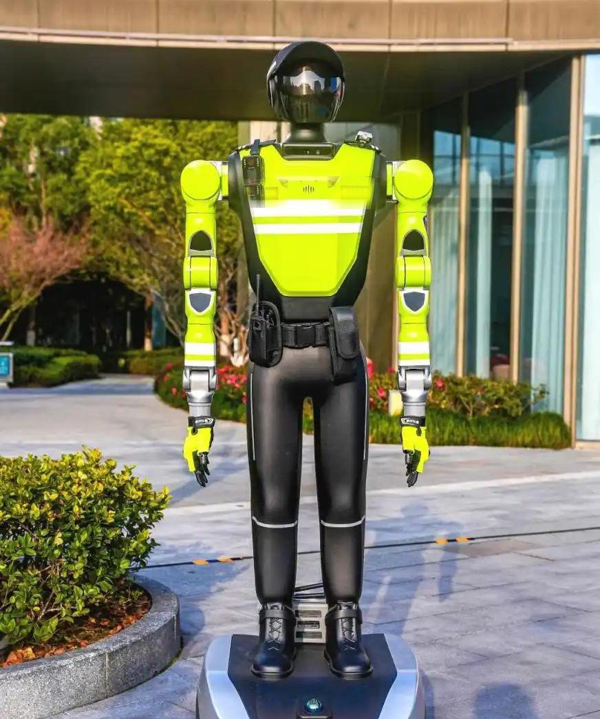 人形门岗保安机器人在楼宇门厅值守